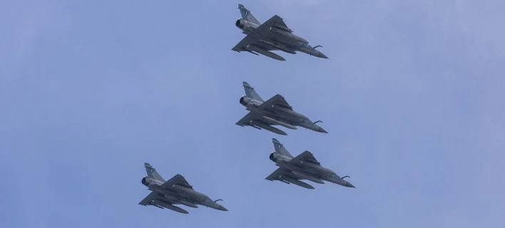 Γιατί μαχητικά αεροσκάφη θα πραγματοποιήσουν σήμερα έκτακτη πτήση πάνω από την Αθήνα